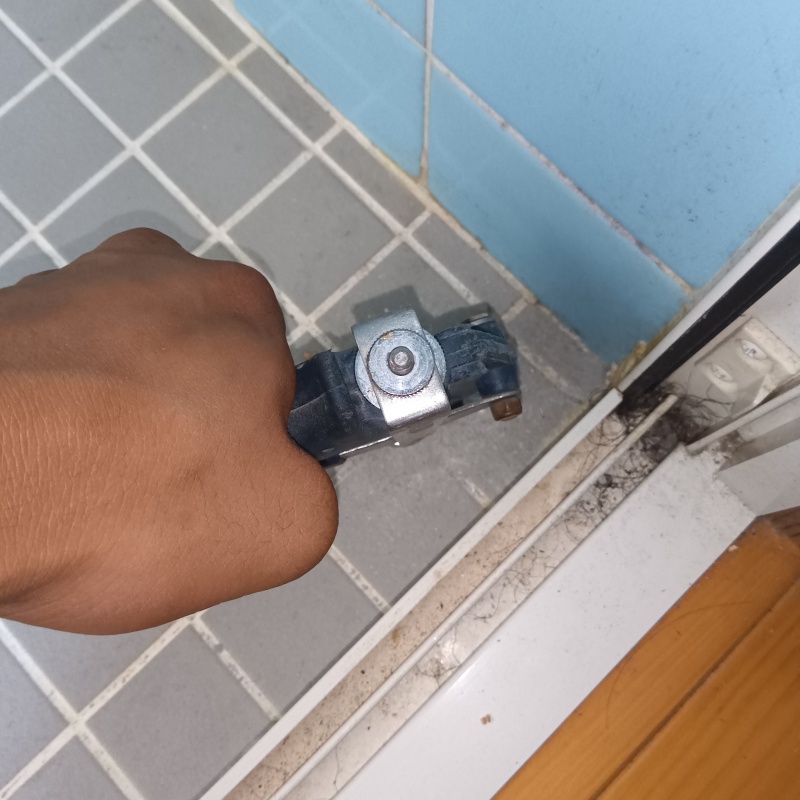 床にシロアリ駆除剤を注入