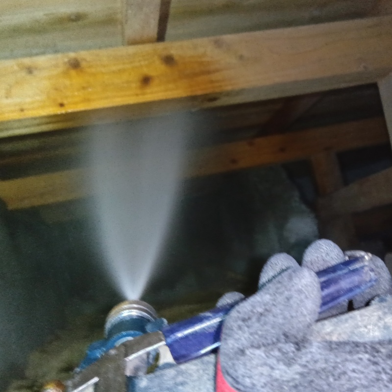 床下の木材にシロアリ駆除剤を散布