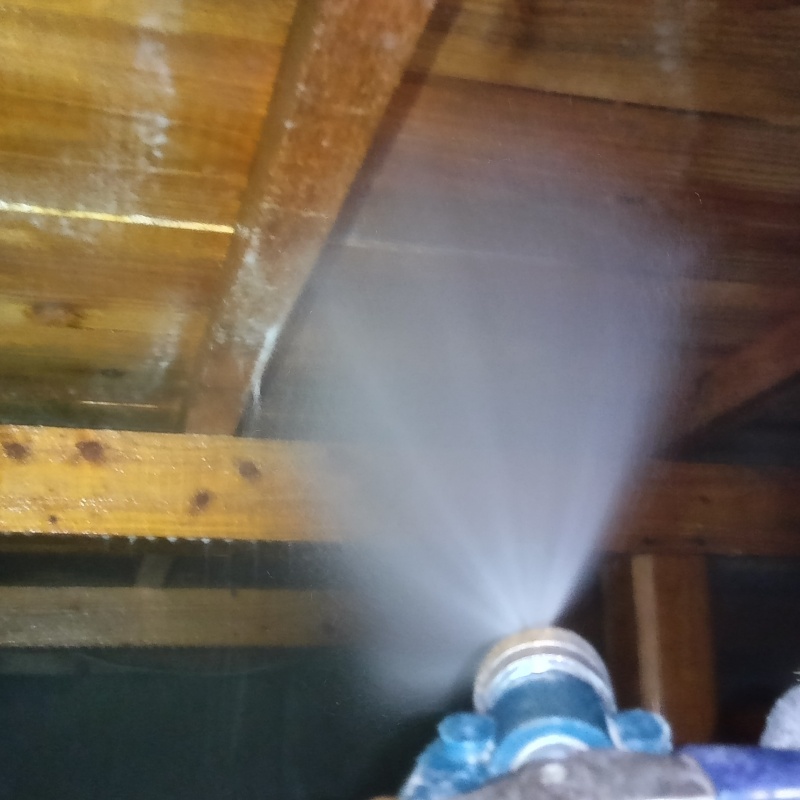 床下の木材にシロアリ駆除剤を散布