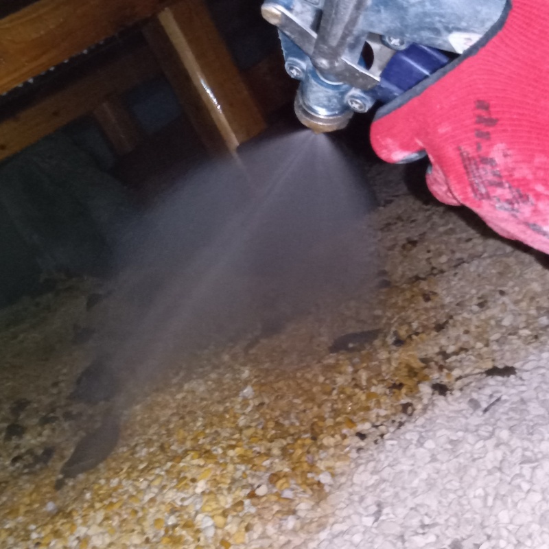 床下の地面にシロアリ駆除剤を散布