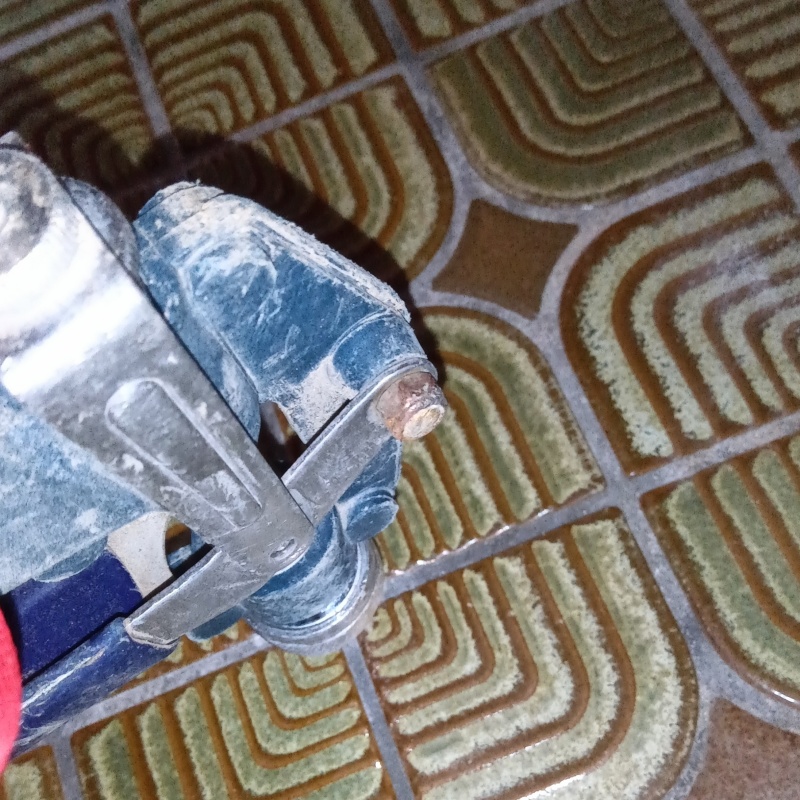 床にシロアリ駆除剤を注入