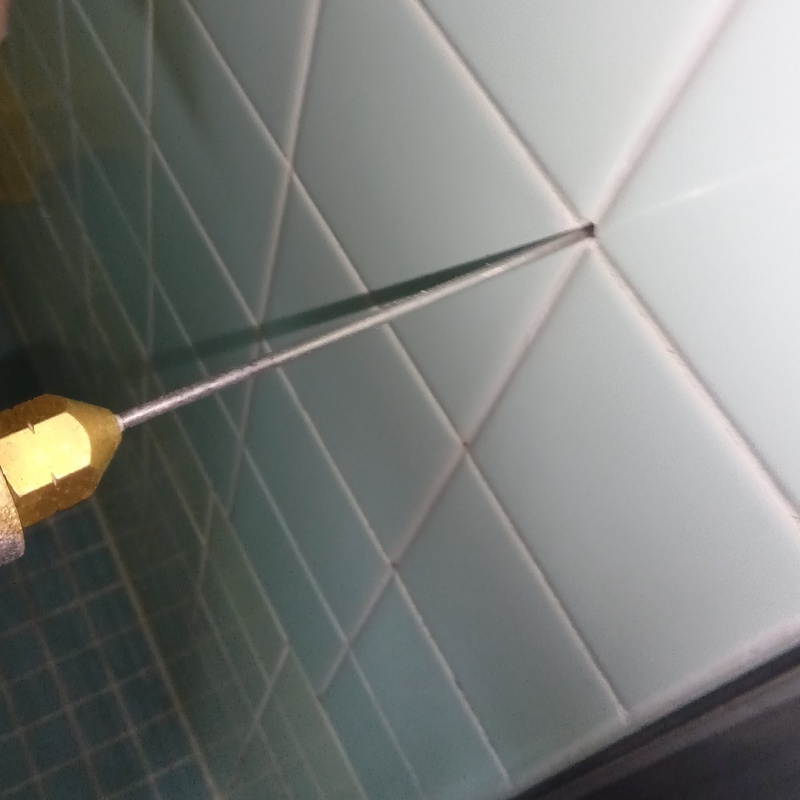 壁にシロアリ駆除剤を注入