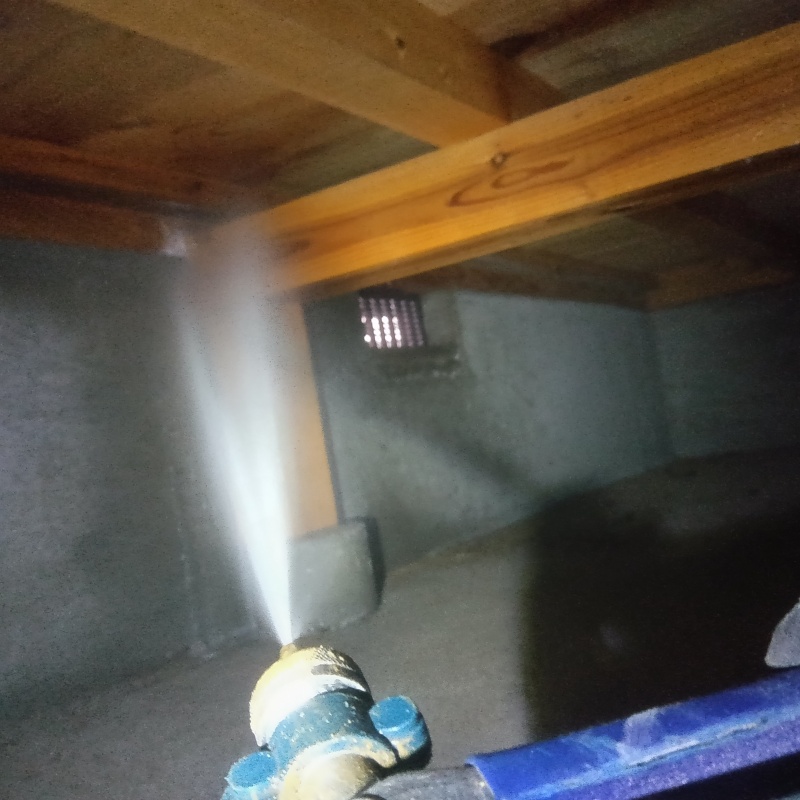 床下の木材にシロアリ駆除剤を散布