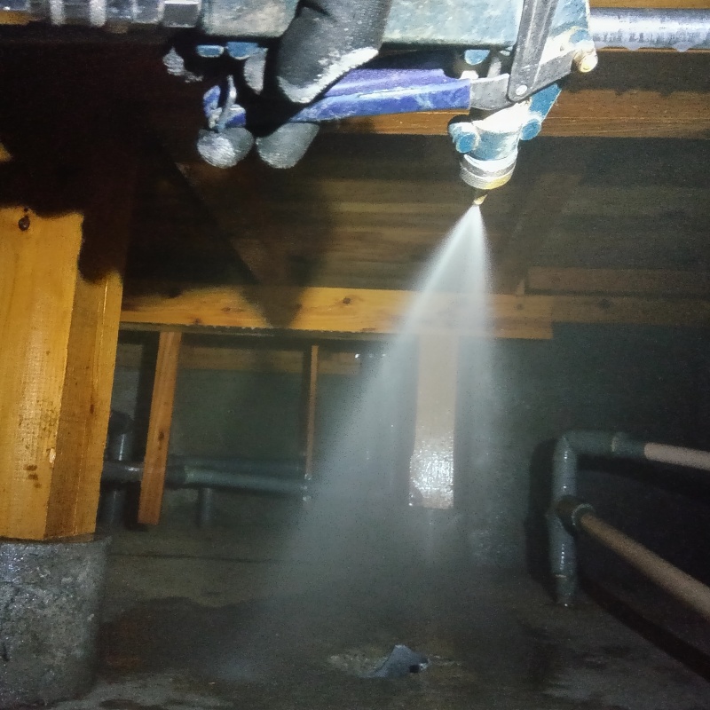 床下の地面にシロアリ駆除剤を散布