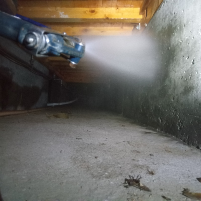 床下の基礎部分にシロアリ駆除剤を散布