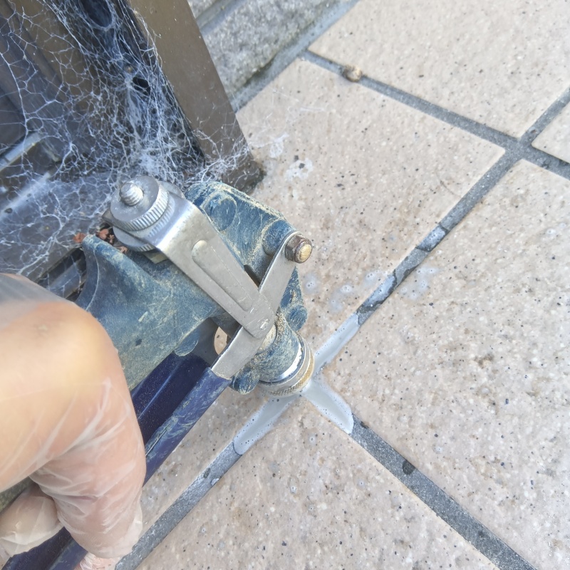 床にシロアリ駆除剤を注入