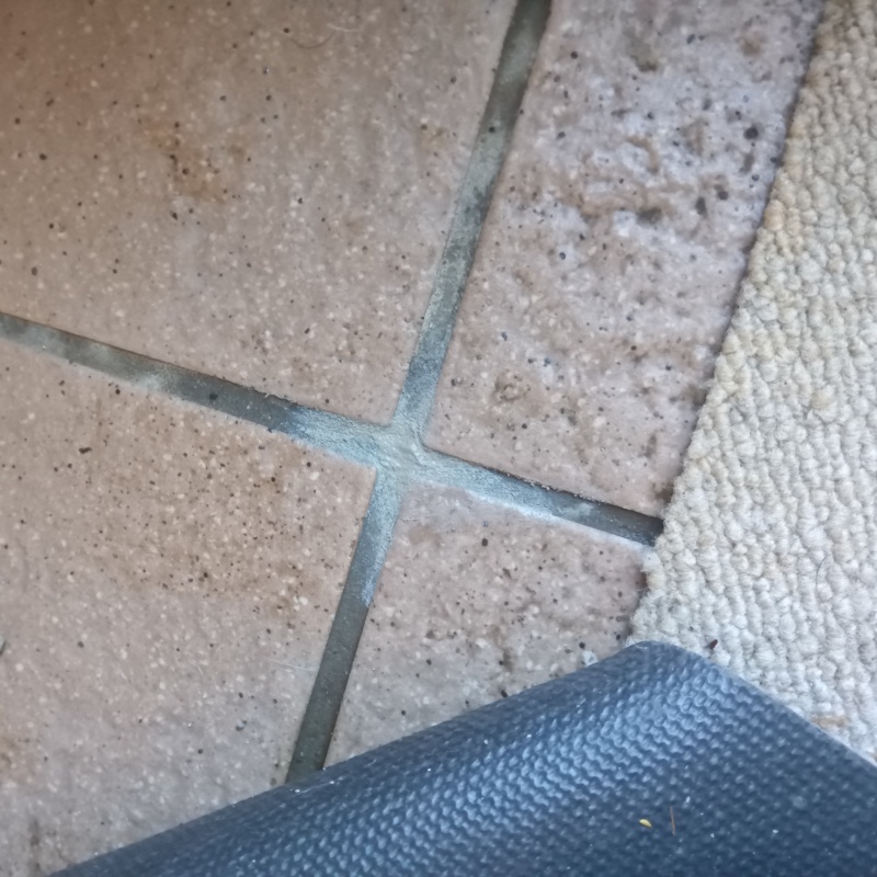 開けた穴を修復した様子