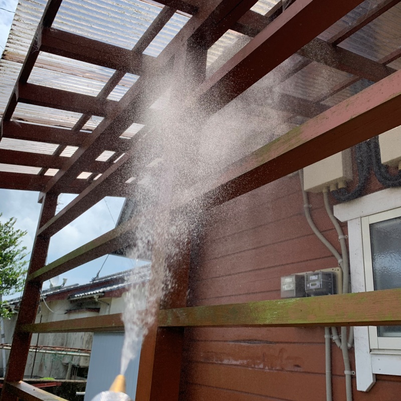 木製屋根にシロアリ駆除剤を散布