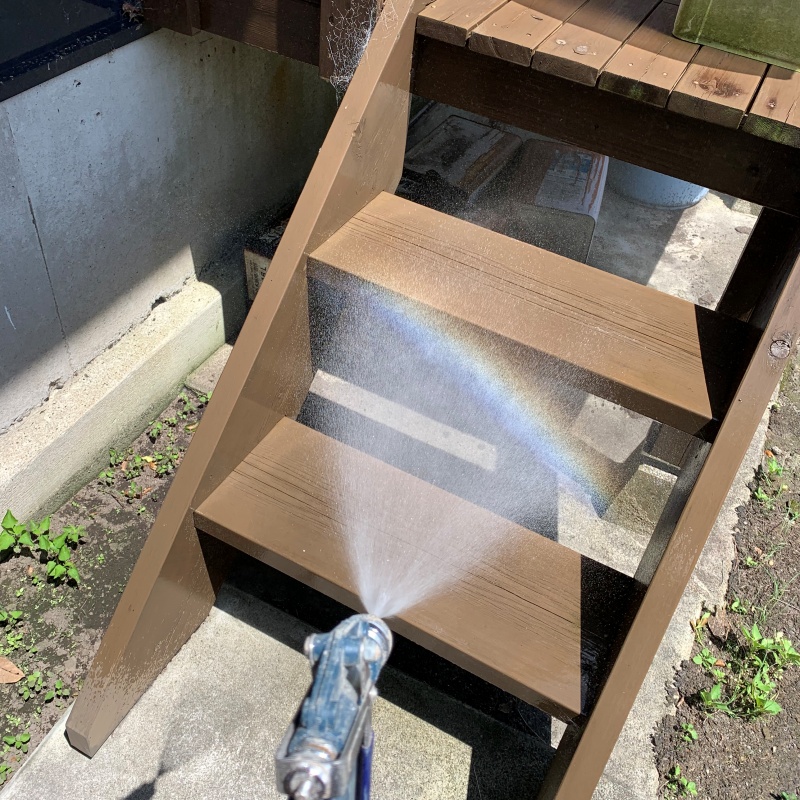 木製階段にシロアリ駆除剤を散布