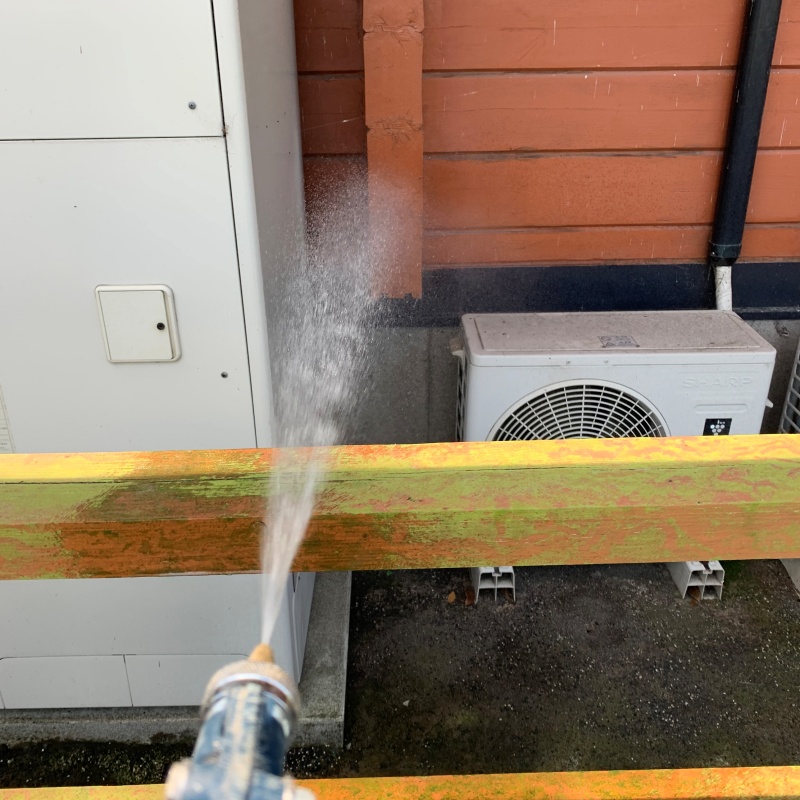建物の外周にシロアリ駆除剤を散布