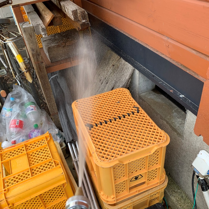 建物の外周にシロアリ駆除剤を散布