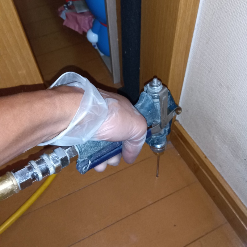 床にシロアリ駆除剤を注入
