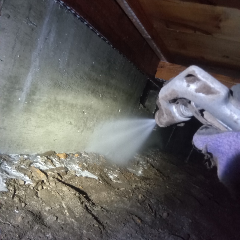 床下の地面にシロアリ駆除剤を散布