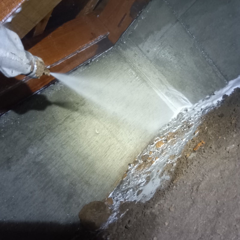 床下の地面にシロアリ駆除剤を散布