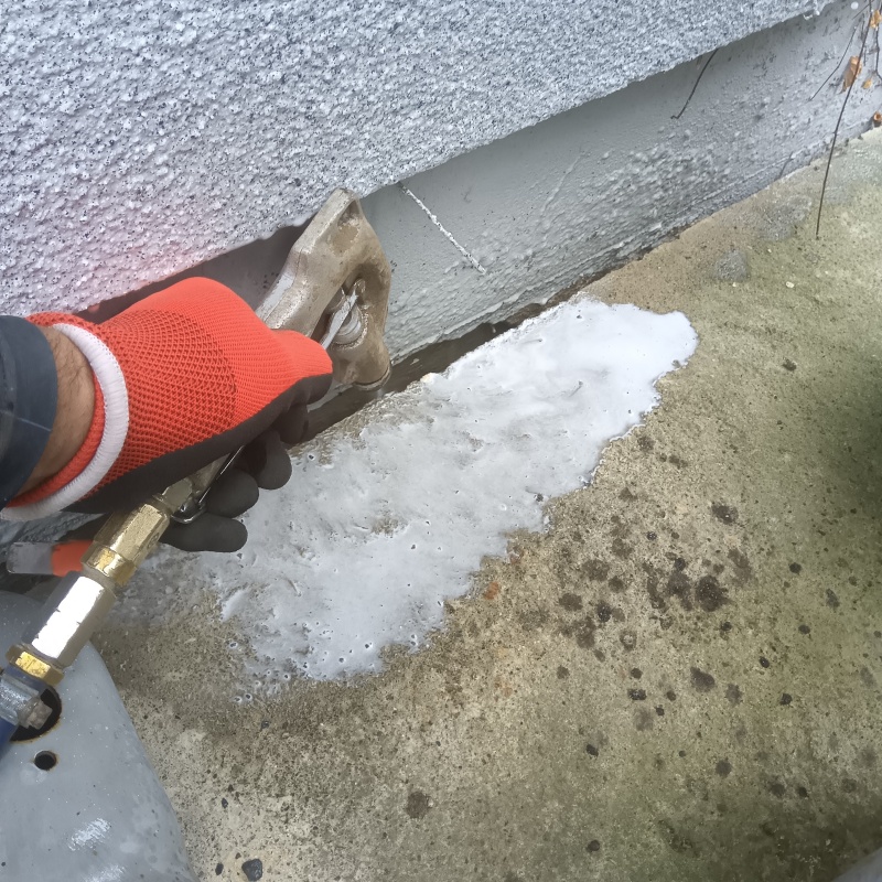 建物の外周にシロアリ駆除剤を散布