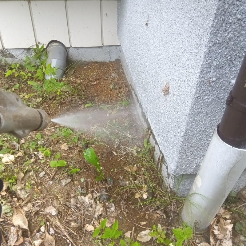 建物の外周にシロアリ駆除剤を散布