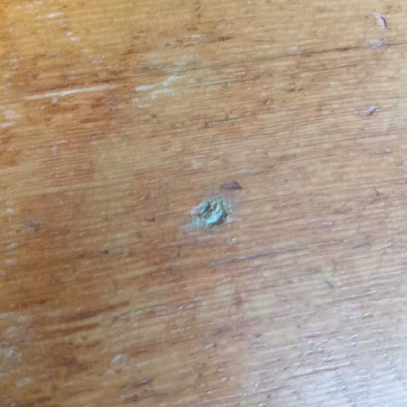 開けた穴を修復した様子
