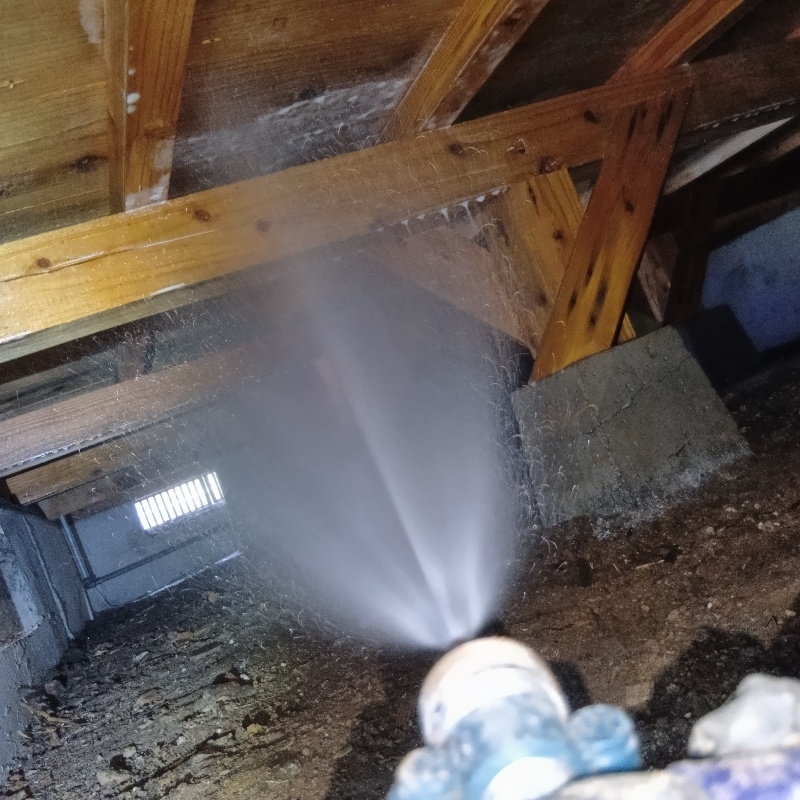 床下の木材にシロアリ駆除剤を散布
