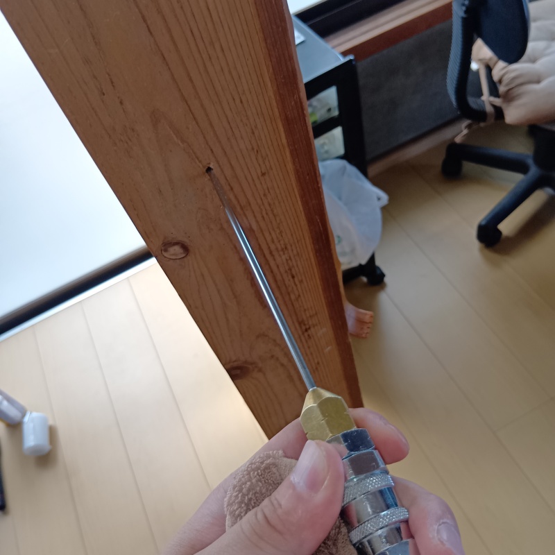 柱にシロアリ駆除剤を注入