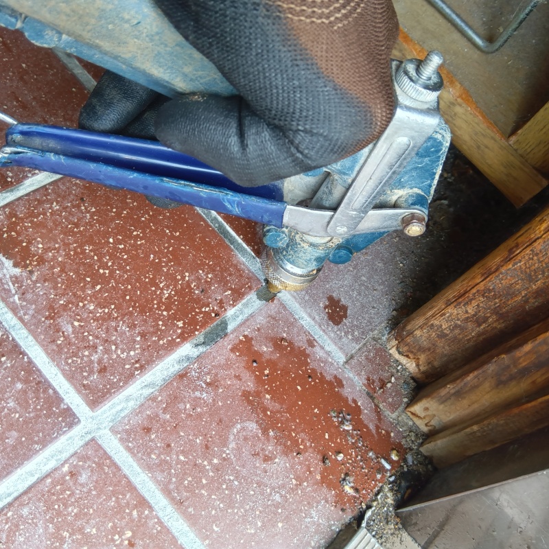 床にシロアリ駆除剤を注入
