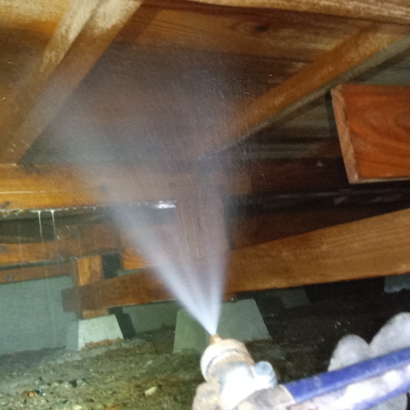 床下の木材にシロアリ駆除剤を散布