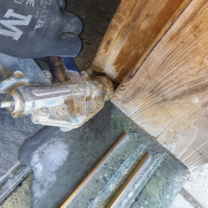 傷んだ柱にシロアリ駆除剤を注入