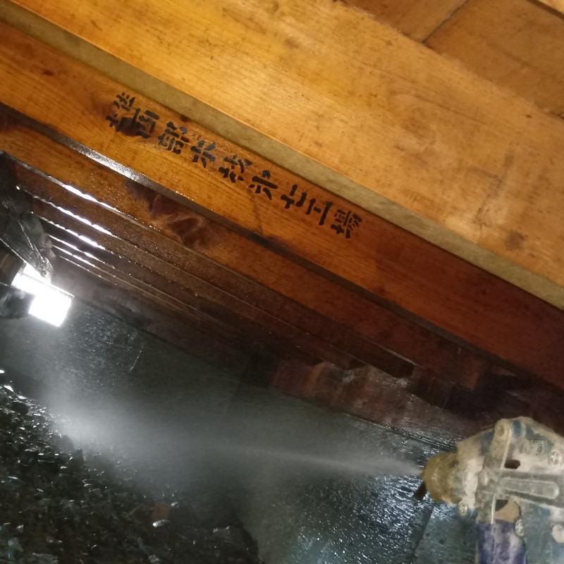 床下の地面にシロアリ駆除剤を散布