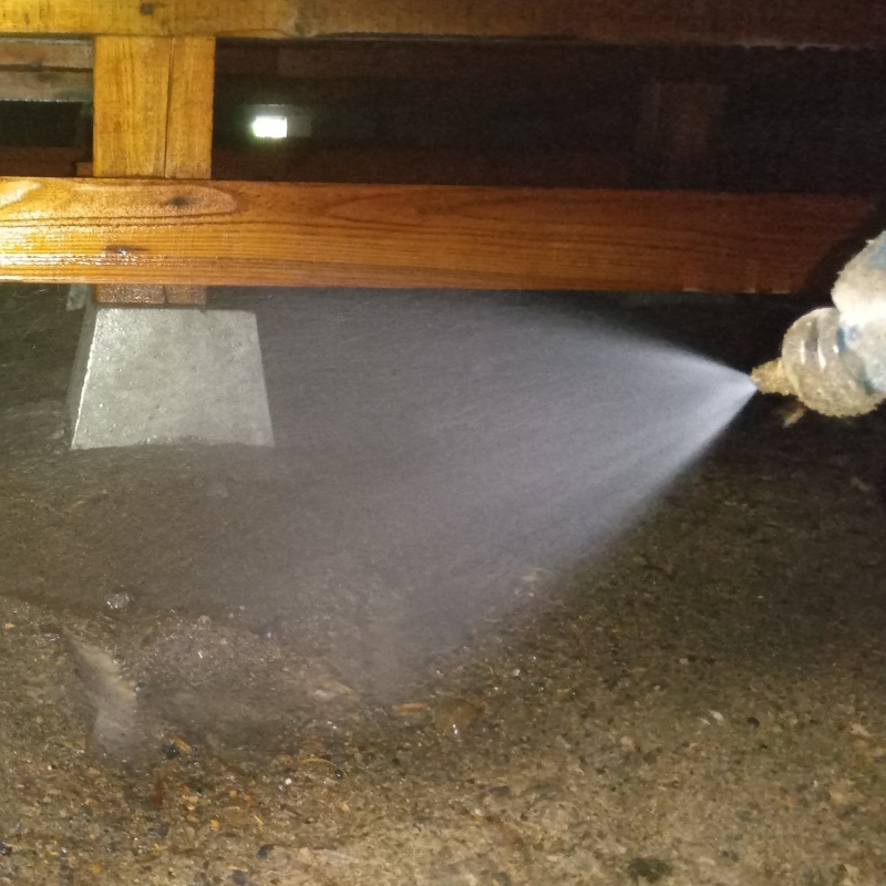 床下の地面にシロアリ駆除剤を散布