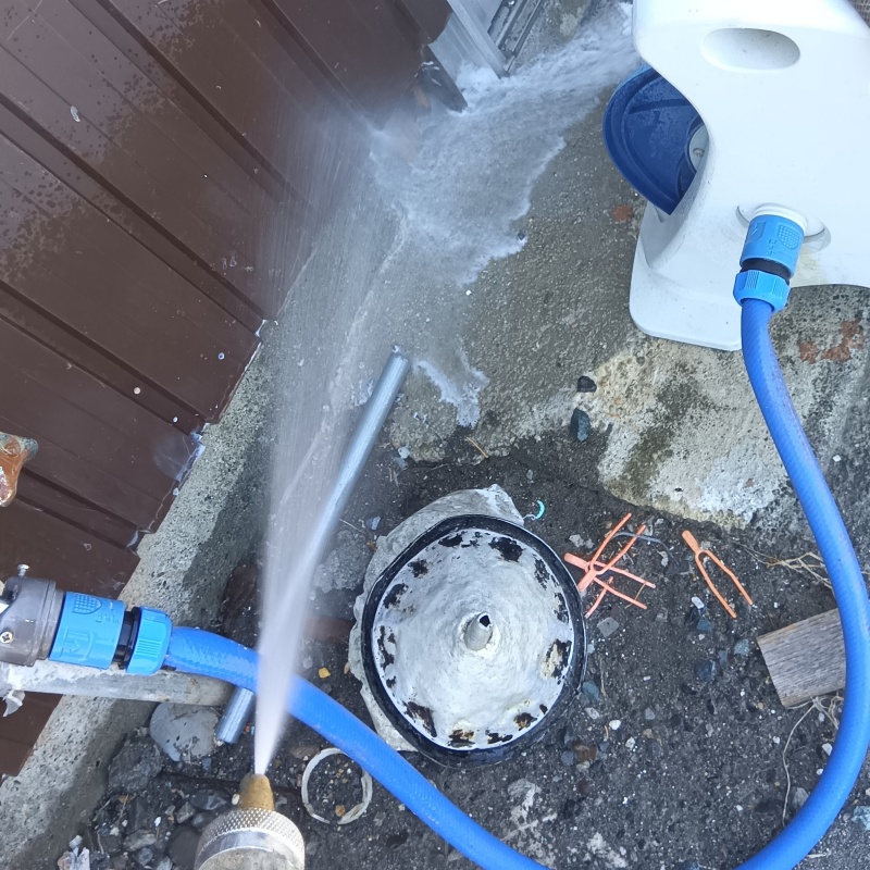 建物の外周にシロアリ駆除剤を散布