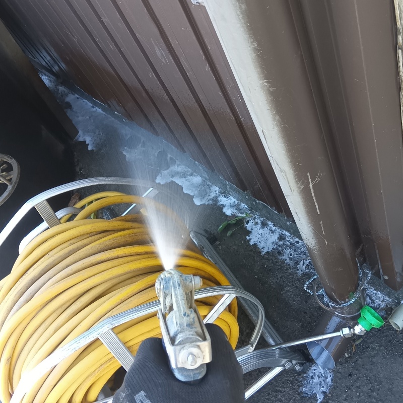 建物の外周にシロアリ駆除剤を散布