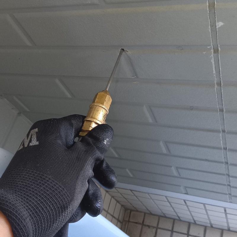 壁にシロアリ駆除剤を注入