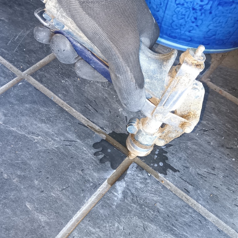 床にシロアリ駆除剤を注入