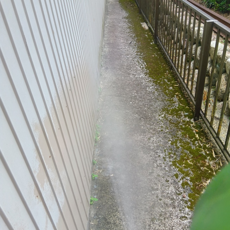屋外の地面に防蟻剤を散布