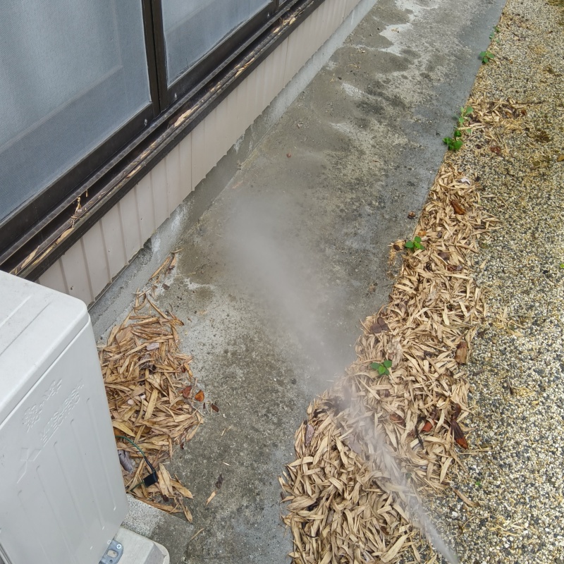 屋外の地面に防蟻剤を散布