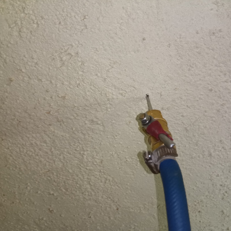 壁にシロアリ駆除剤を注入