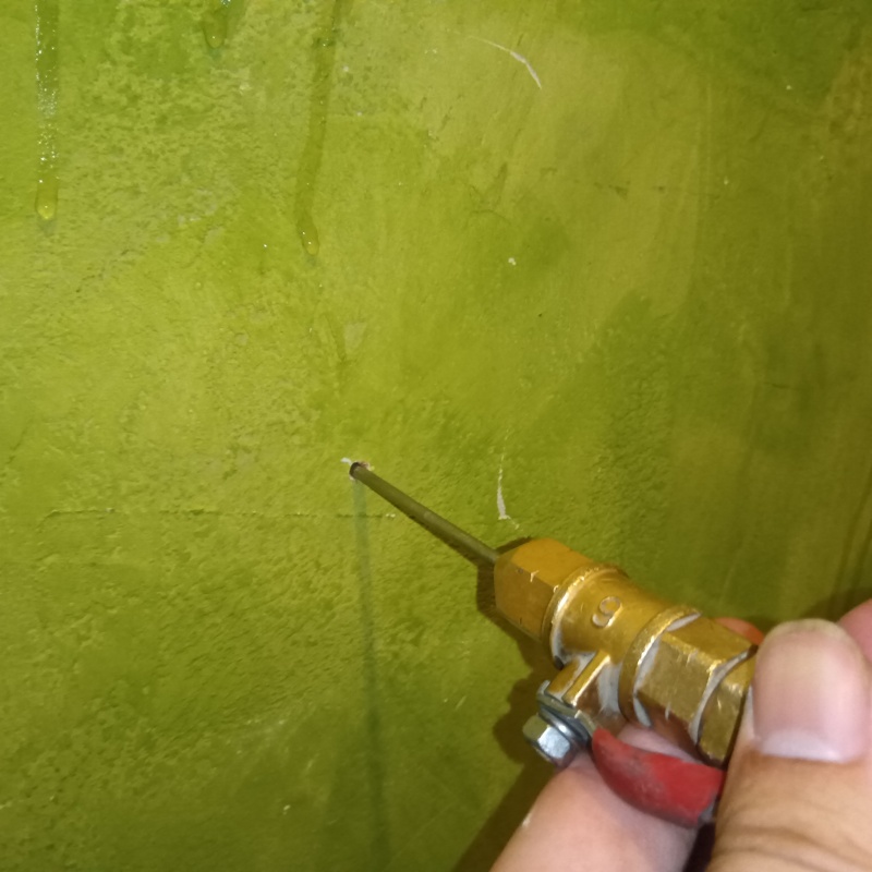 壁にシロアリ駆除剤を注入