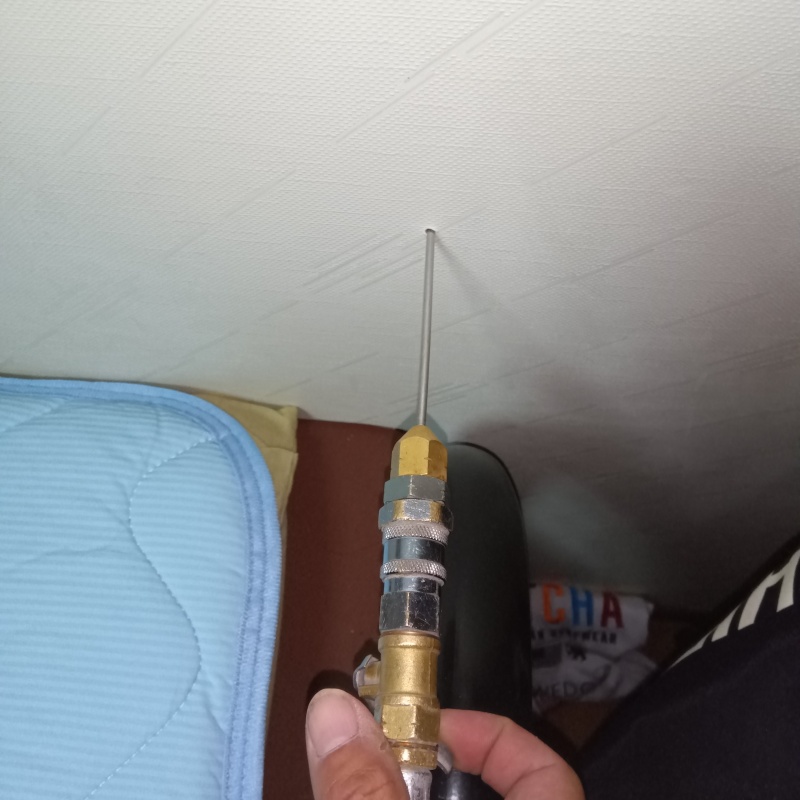 壁にシロアリ駆除剤を注入