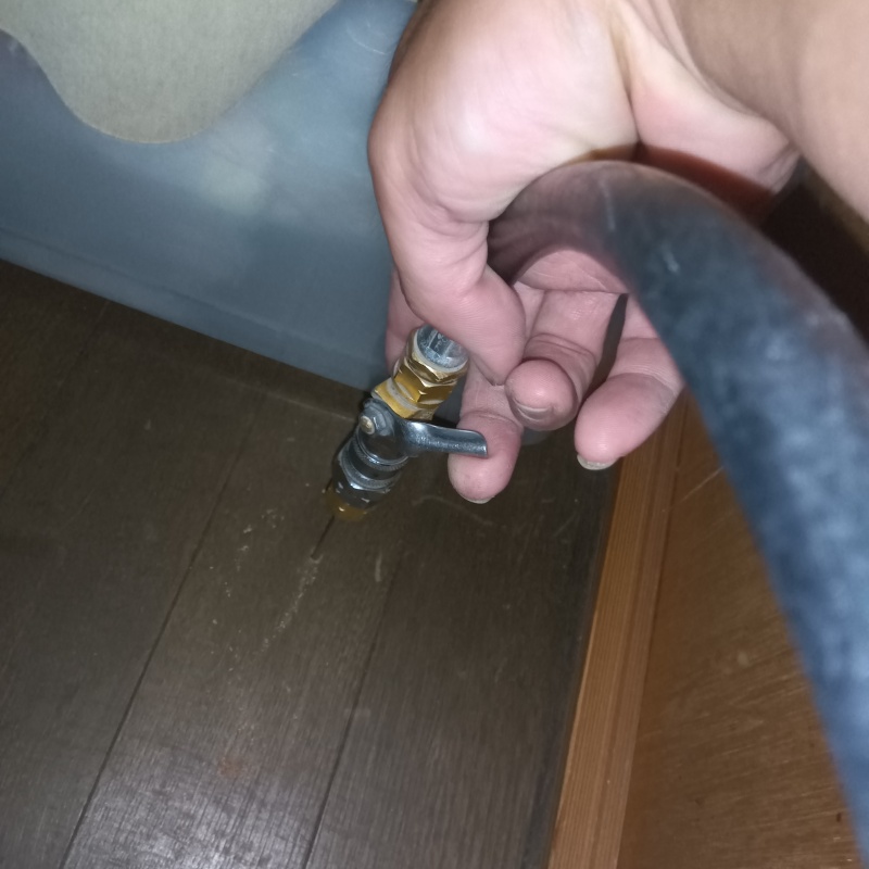 床にシロアリ駆除剤を注入