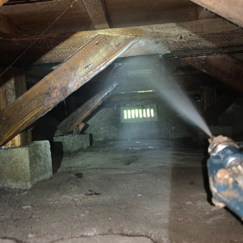 床下の木材にシロアリ駆除剤を散布