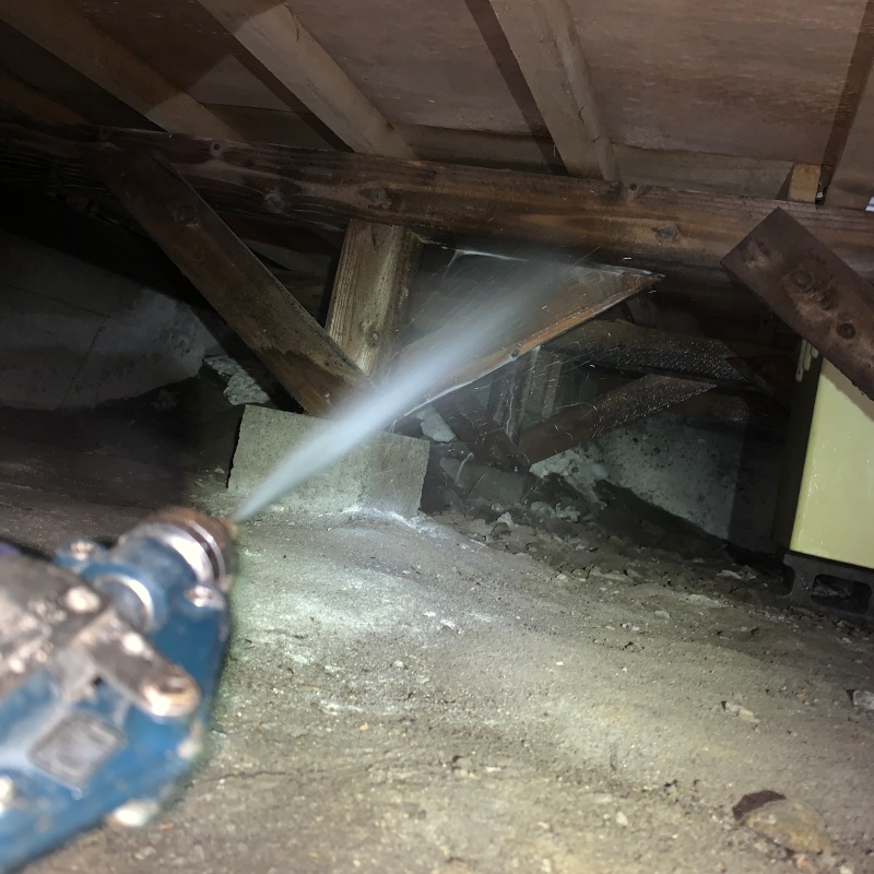 床下の木材にシロアリ駆除剤を散布