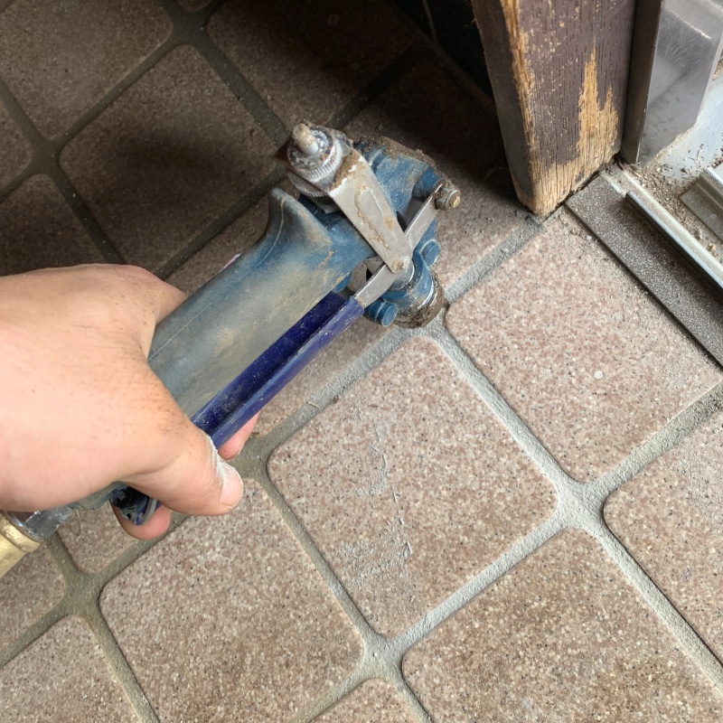 床にシロアリ駆除剤を注入