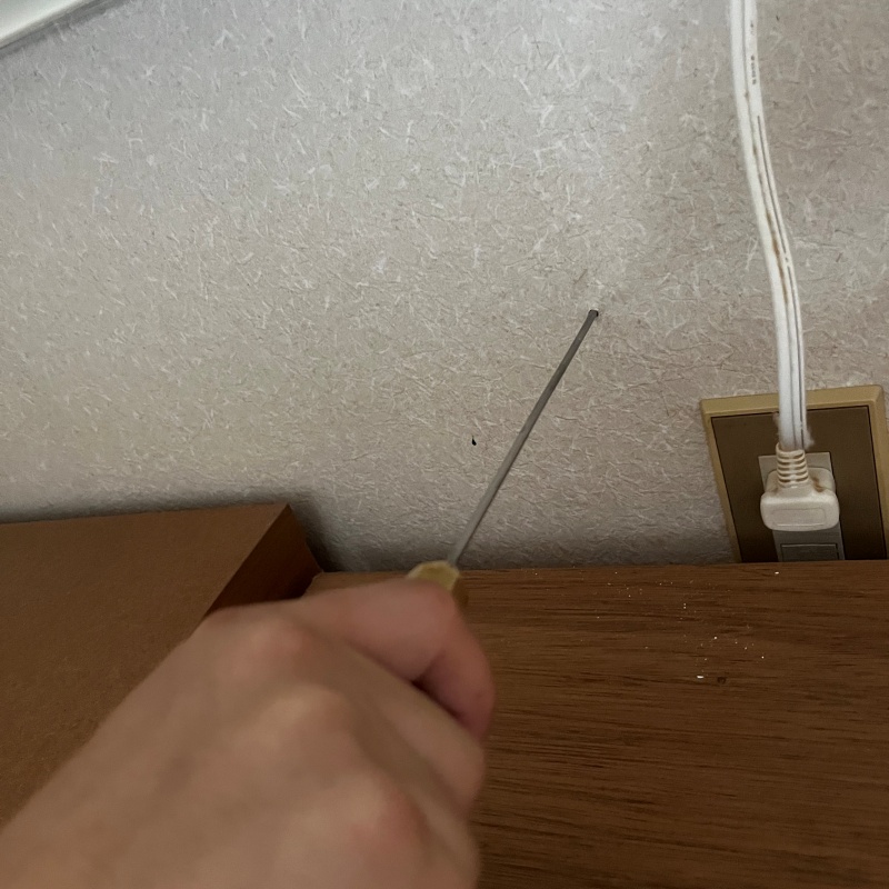 壁にシロアリ駆除剤を注入