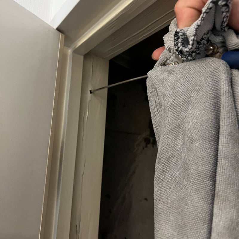 窓枠にシロアリ駆除剤を注入