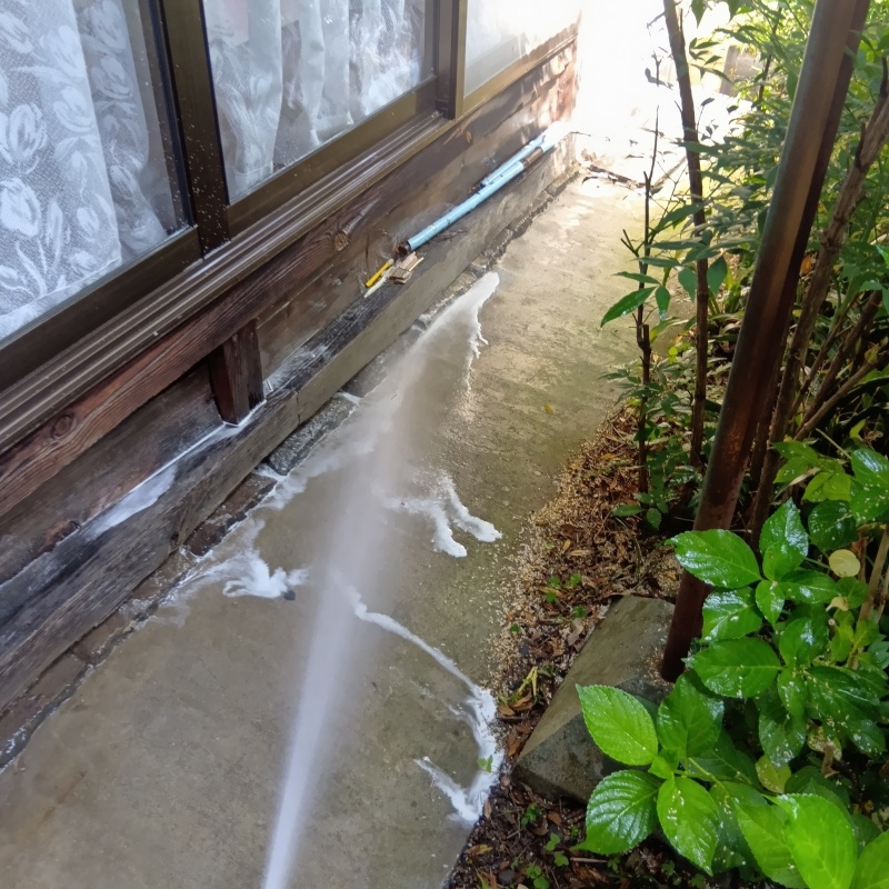 建物の外周にシロアリ駆除剤を散布