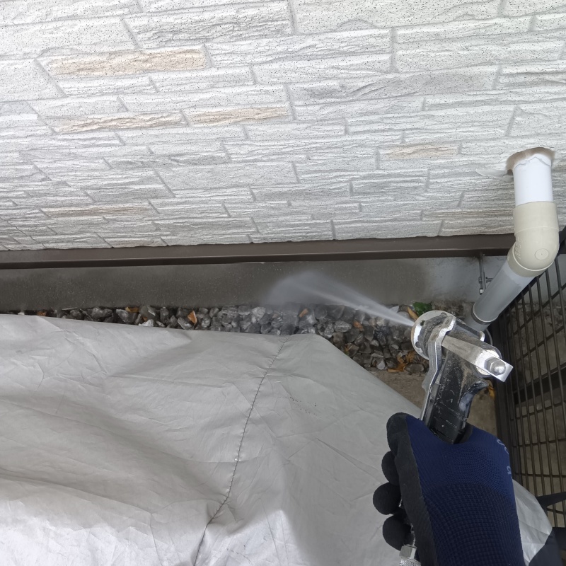 屋外の地面に防蟻剤を散布