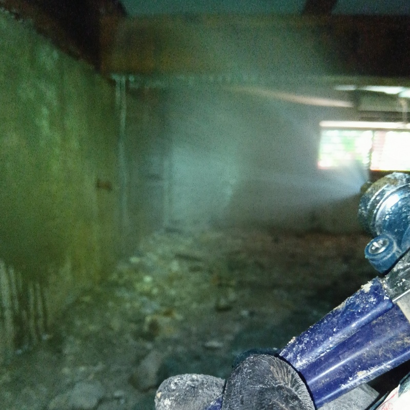 床下の木材にシロアリ駆除剤を散布