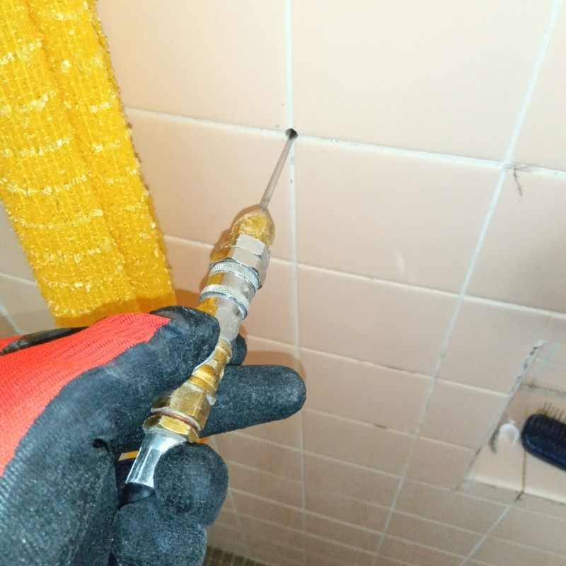 壁にシロアリ駆除剤を注入