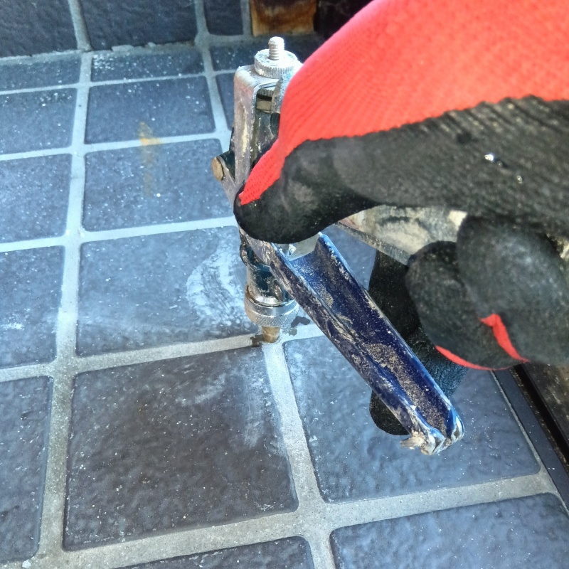 床にシロアリ駆除剤を注入