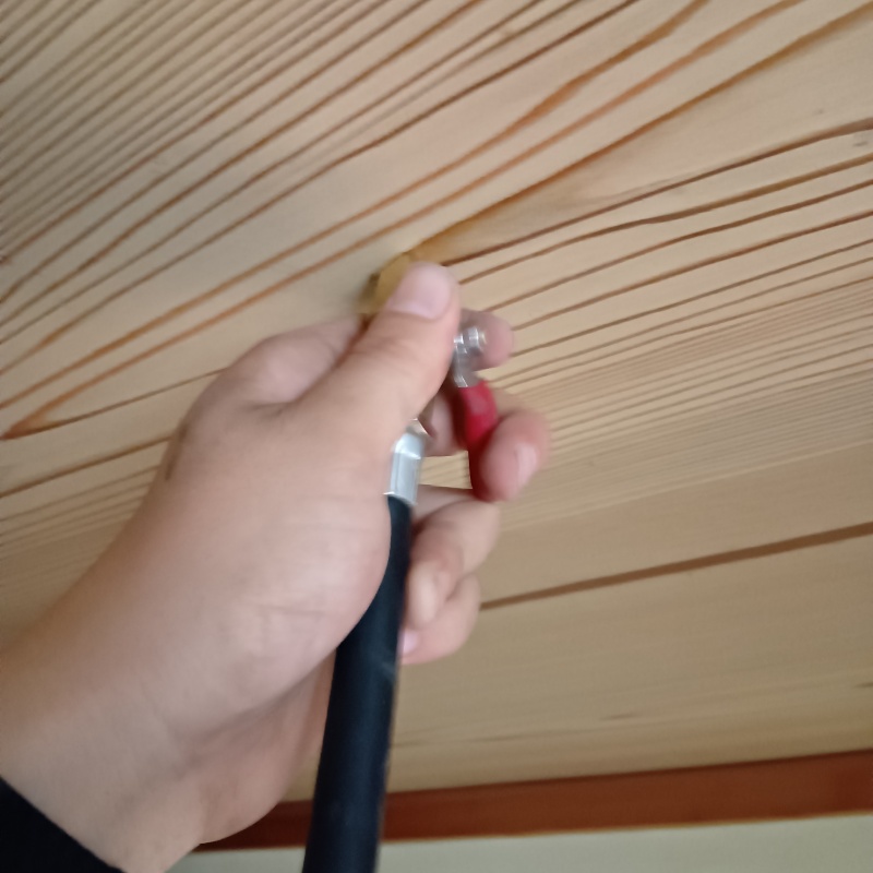 天井に穴を開けてシロアリ駆除剤を注入