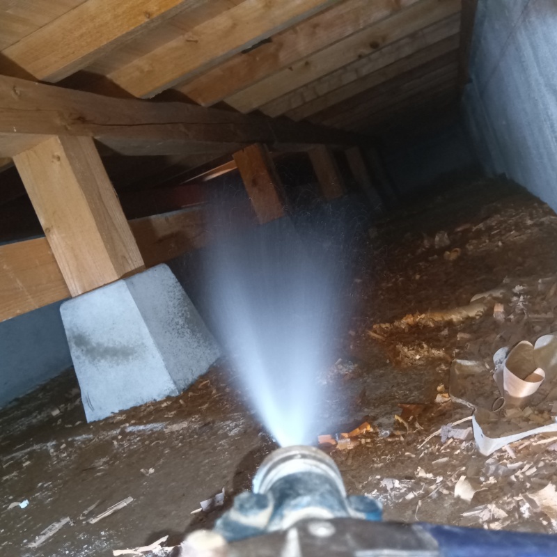 地面にシロアリ駆除剤を散布